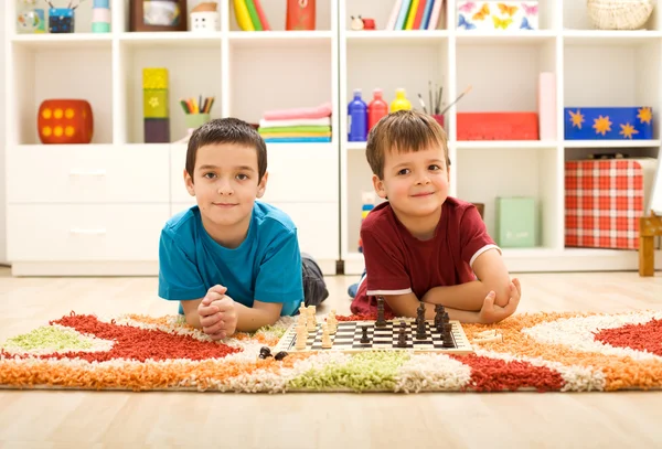 Μικρά παιδιά που ετοιμάζονται να παίξετε σκάκι — Φωτογραφία Αρχείου