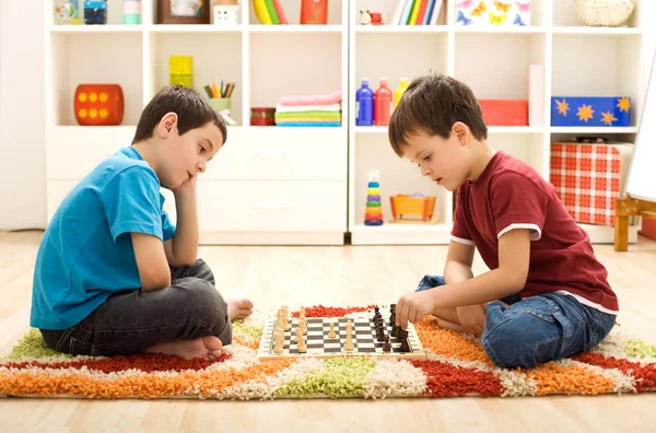 Satranç oynayan çocuklar bir hareket - göstereyim — Stok fotoğraf