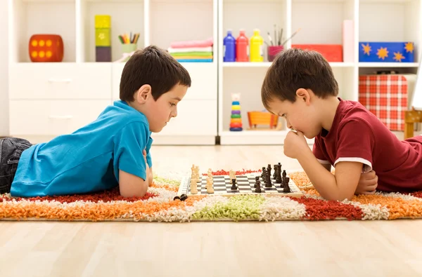 Παιδιά που παίζουν σκάκι — Φωτογραφία Αρχείου