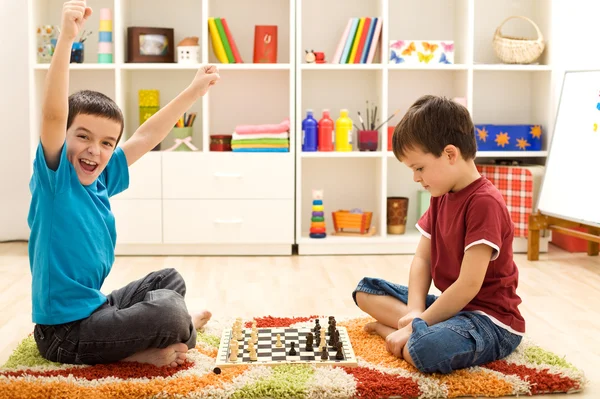 Дети играют в шахматы - только что захватили пешку — стоковое фото