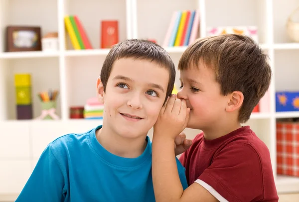 Два мальчика делятся секретом — стоковое фото