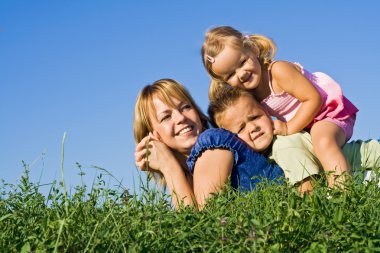 Aile yığın açık havada