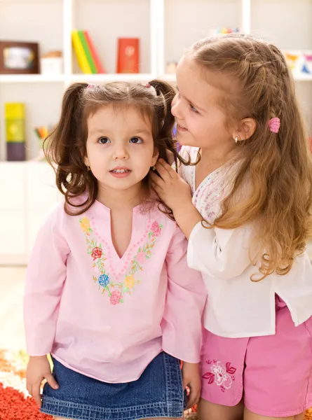 Não acreditará nisto - pequenas meninas que sussurram segredos — Fotografia de Stock