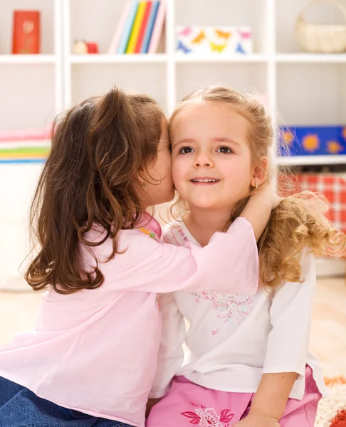 Μικρά κορίτσια που μοιράζονται ένα ευχάριστο μυστικό — Φωτογραφία Αρχείου