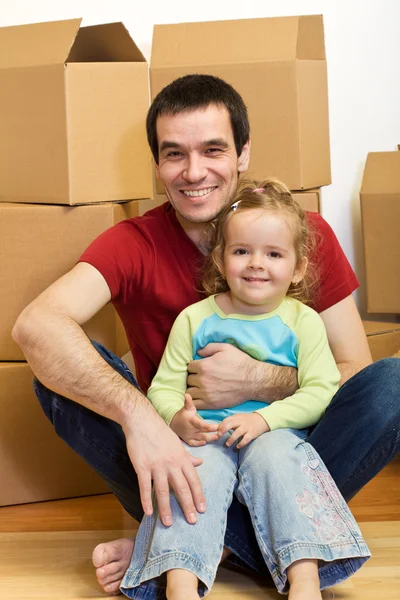 Gelukkig vader en dochter in hun nieuwe huis — Stockfoto