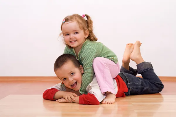 Счастливые брат и сестра играют — стоковое фото