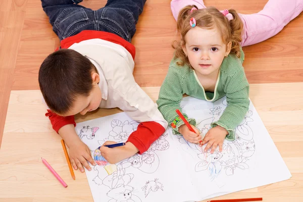 Duas crianças colorir no chão — Fotografia de Stock