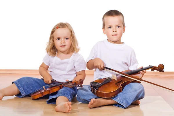 Мальчик и девочка со скрипками — стоковое фото