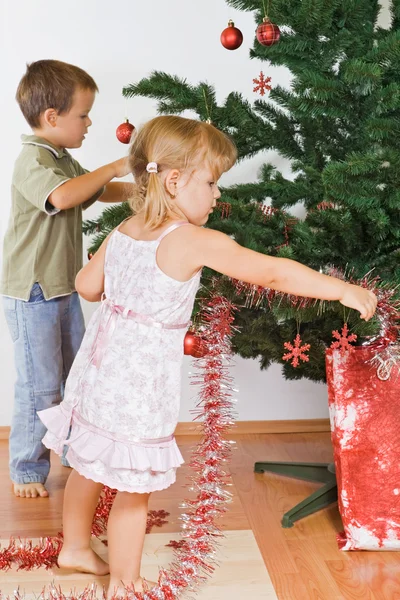 Παιδιά διακοσμώντας το χριστουγεννιάτικο δέντρο — Φωτογραφία Αρχείου