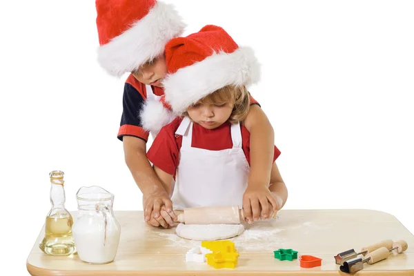 Niño y niña haciendo galletas de Navidad — Foto de Stock