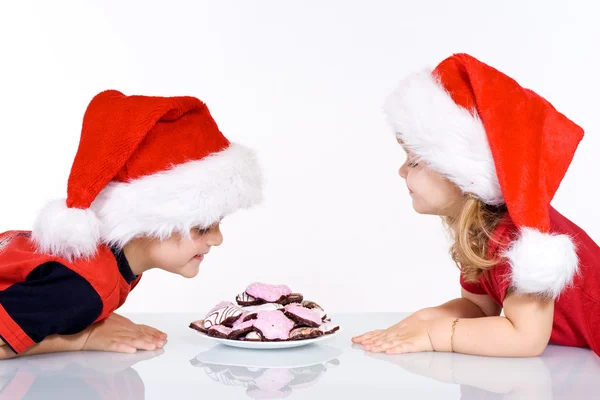 Счастливые дети с рождественским печеньем — стоковое фото