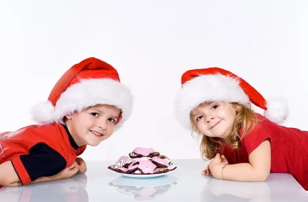 Szczęśliwe dzieci z ciasteczka świąteczne — Zdjęcie stockowe