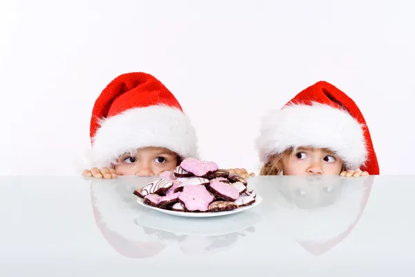 Kids lurking to get a glimpse of santa — Stock Photo, Image