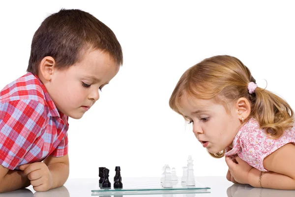 Діти грають в шахи — стокове фото