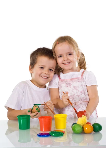 Crianças felizes colorir ovos de páscoa — Fotografia de Stock