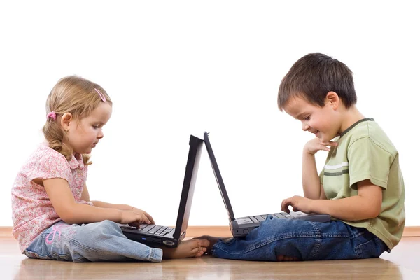 노트북을 가지고 있는 아이들 — 스톡 사진