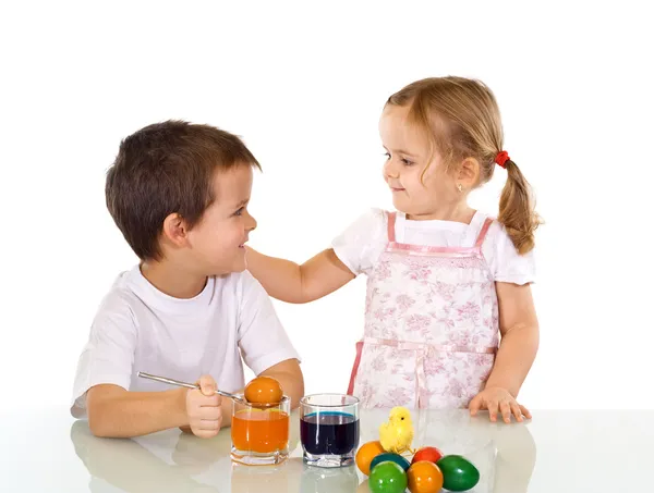 부활절 달걀을 염색 하는 아이 — 스톡 사진