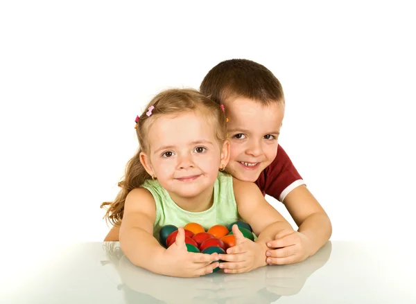 Glada barn med färgglada påskägg — Stockfoto