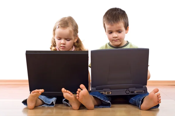 Crianças com laptops — Fotografia de Stock