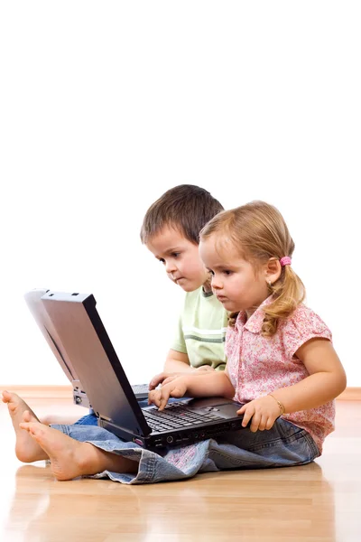 Niños usando computadoras portátiles —  Fotos de Stock