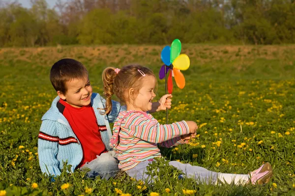 Kids playing on the spring flower field — Stock Photo, Image
