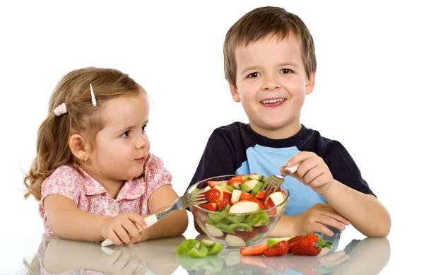 Niños comiendo ensalada de frutas —  Fotos de Stock