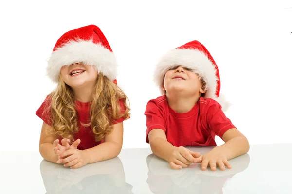 Iki çocuk Noel zamanda eğleniyor — Stok fotoğraf