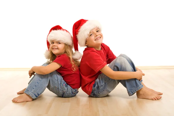 Šťastné Vánoce děti sedí na podlaze — Stock fotografie