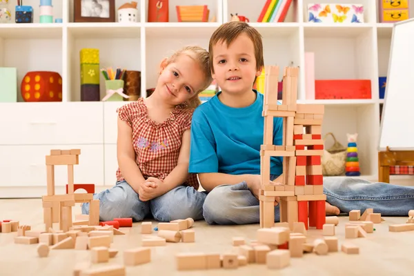 Bambini nella loro stanza a giocare — Foto Stock