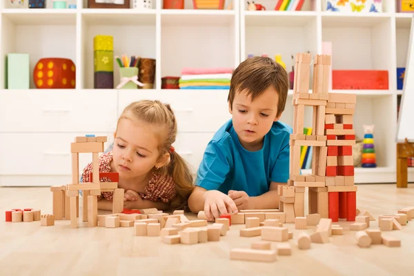 Crianças inspecionando seus edifícios de blocos de madeira — Fotografia de Stock