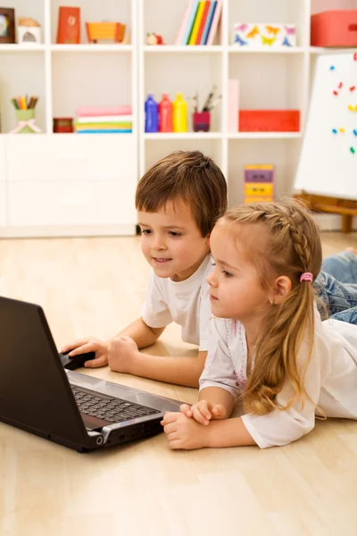 Παιδιά που παίζουν το παιχνίδι υπολογιστή στον φορητό υπολογιστή — Φωτογραφία Αρχείου