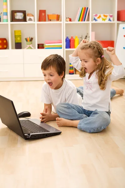 Stressed kids about to win online game — Stock Photo, Image