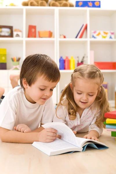 Gyerekek a tanulás és az olvasás — Stock Fotó