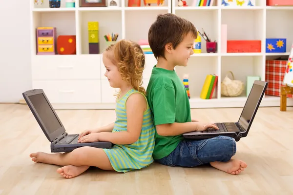 Çocuklar dizüstü bilgisayarlar - bilgisayar üretimi — Stok fotoğraf