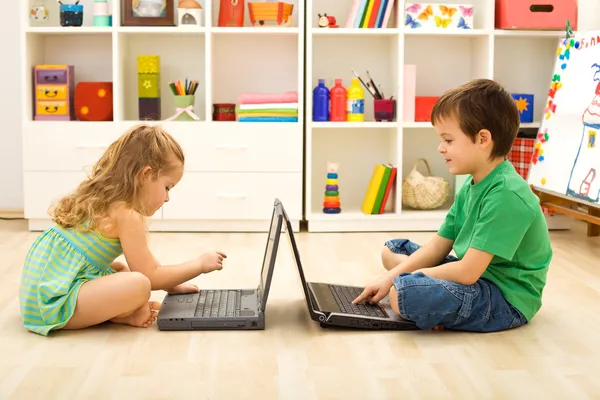 Kids playing computer games — Stock Photo, Image