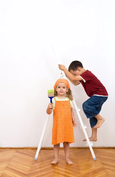 Kids upptagen förbereder sig för att måla väggen — Stockfoto