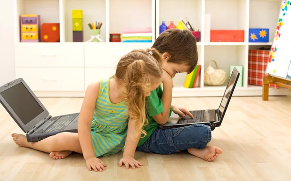 Kneepjes van het vak - kinderen bezig met behulp van de computer — Stockfoto