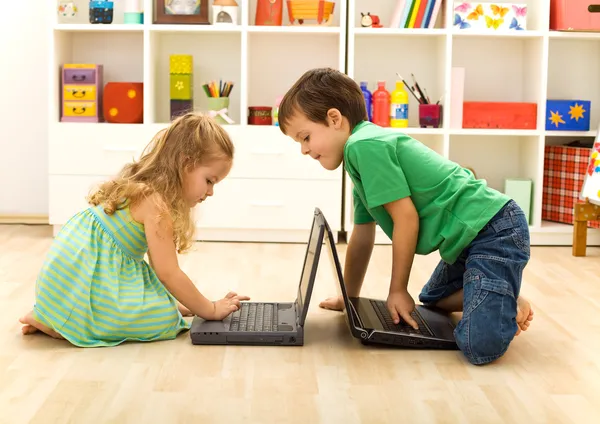 Dizüstü bilgisayarlarda oynayan çocuklar — Stok fotoğraf