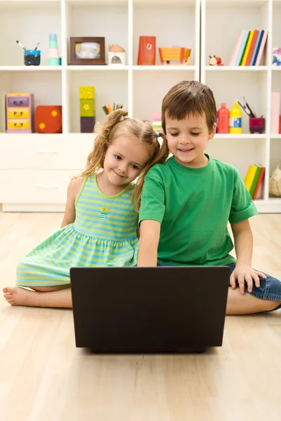 Kids-val laptop, ül a földön — Stock Fotó