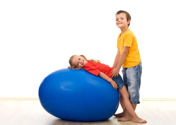 Děti hrají s gumový míček — Stock fotografie