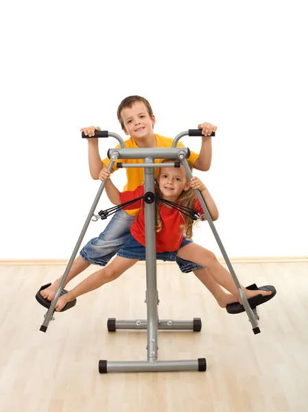Bambini che giocano su attrezzature di raccordo gamba allenatore — Foto Stock