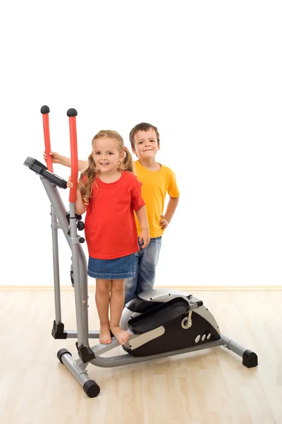 Two kids on a fittness equipment — Stock Photo, Image