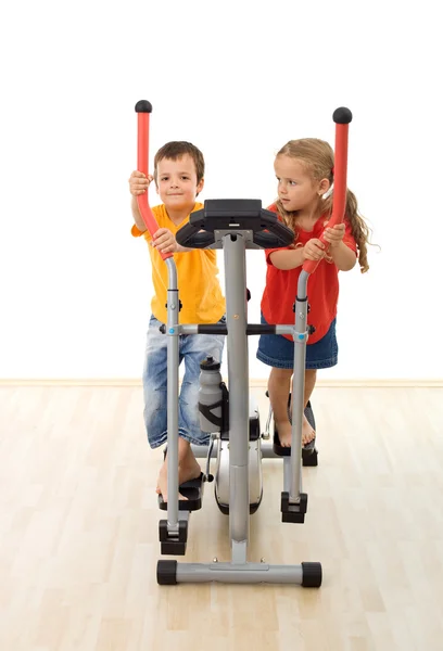 Crianças se divertindo jogando em equipamentos de exercício — Fotografia de Stock