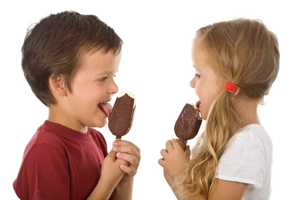 孩子们在吃冰淇淋 — 图库照片