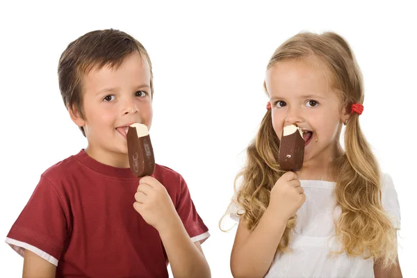 Niños comiendo helado. — Foto de Stock