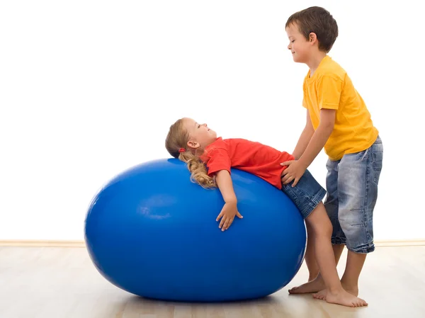 Confie na minha irmã - crianças brincando com grande bola de borracha — Fotografia de Stock