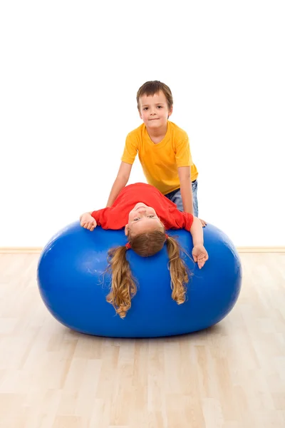Kinder vergnügen sich mit einem großen Turnball — Stockfoto