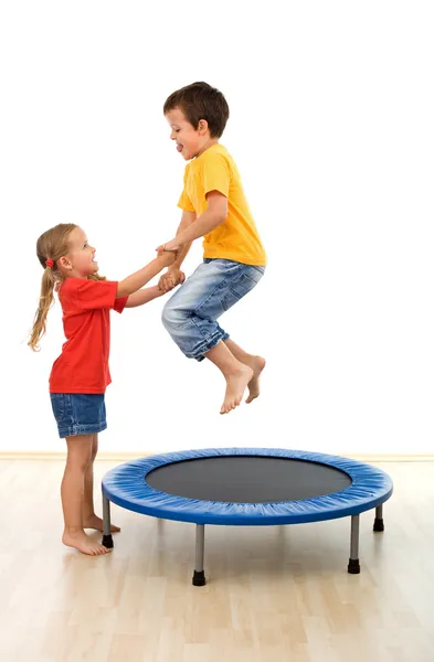 Crianças se divertindo em um trampolim — Fotografia de Stock