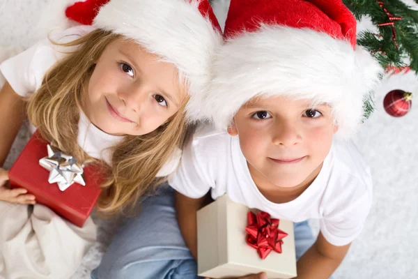 Děti s jejich vánoční dárky dárky — Stock fotografie