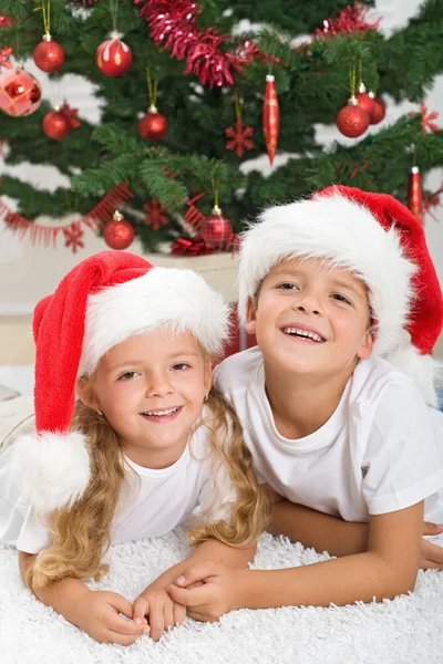 Χριστούγεννα πορτρέτο του ευτυχής παιδιάオンライン子供たちのクリスマスのための検索を提示します。 — Φωτογραφία Αρχείου